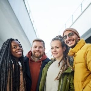 Pessoas reunidas para ajudar na arrecadação da vaquinha de sua igreja