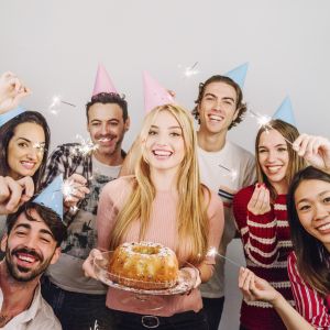 Pessoas comemorando festa de aniversário
