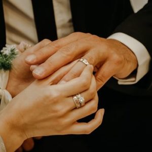 Noivos trocando alianças no casamento