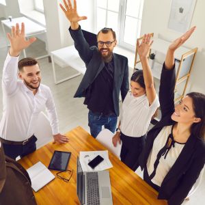 Grupo de pessoas em uma mesa comemorando