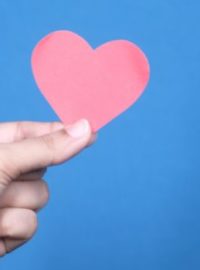 Mão com coração simbolizando uma doação online no vaquinha online