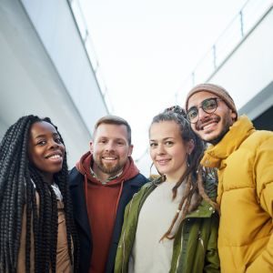 Pessoas reunidas e sorrindo