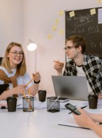 Pessoas reunidas em sala de reunião falando sobre crowdfunding