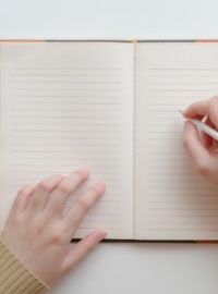 Pessoa escrevendo em um caderno