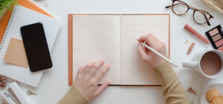 Pessoa escrevendo em um caderno