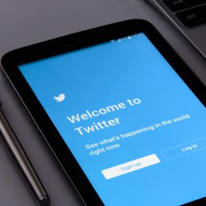 Tablet com o Twitter aberto