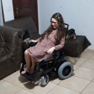 Marina em sua cadeira de rodas motorizada