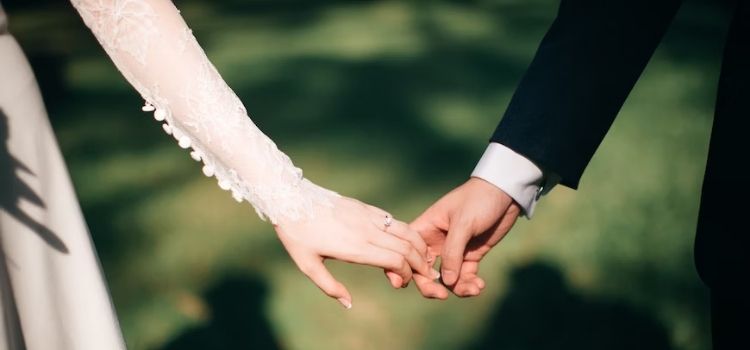 Noivos de mãos dadas em casamento