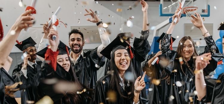Pessoas comemorando a formatura da faculdade