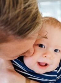 Mãe abraçando e beijando o filho