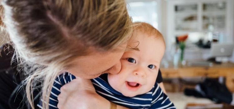 Mãe abraçando e beijando o filho