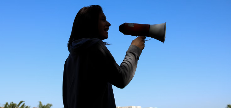 Mulher om megafone na mão