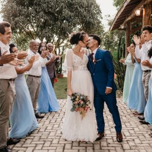 Pessoas comemorando em uma festa de casamento