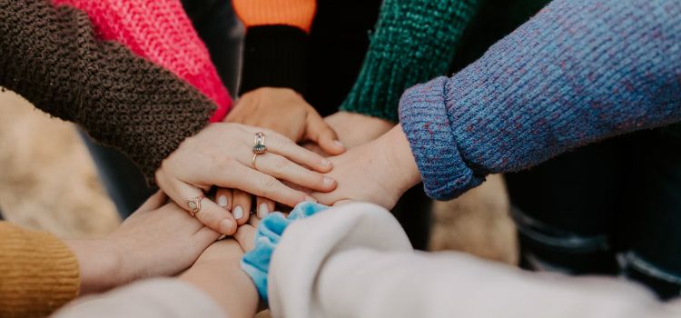 Pessoas juntas de mãos dadas