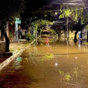 Rio Guaíba alagando rua em Porto AlegreMetSul