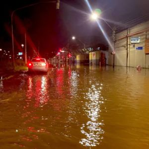 Rio Guaíba alagando rua em Porto Alegre com enchentes no sul do Brasil