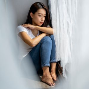 Mulher japonesa no chão com depressão e triste