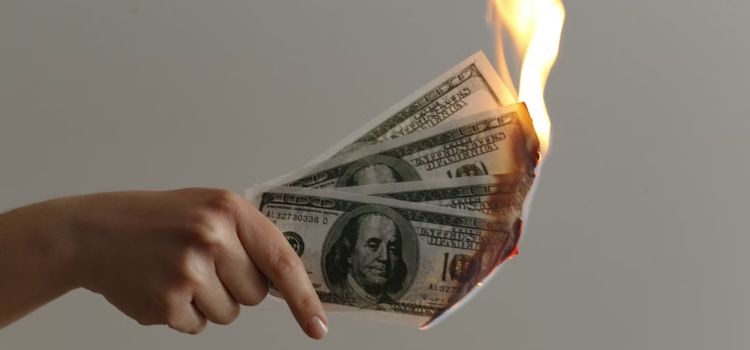 Empréstimo com agiota dinheiro pegando fogo