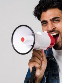 Homem com megafone na mão gritando