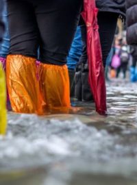 Pessoas dentro da enchente no rio grande do sul